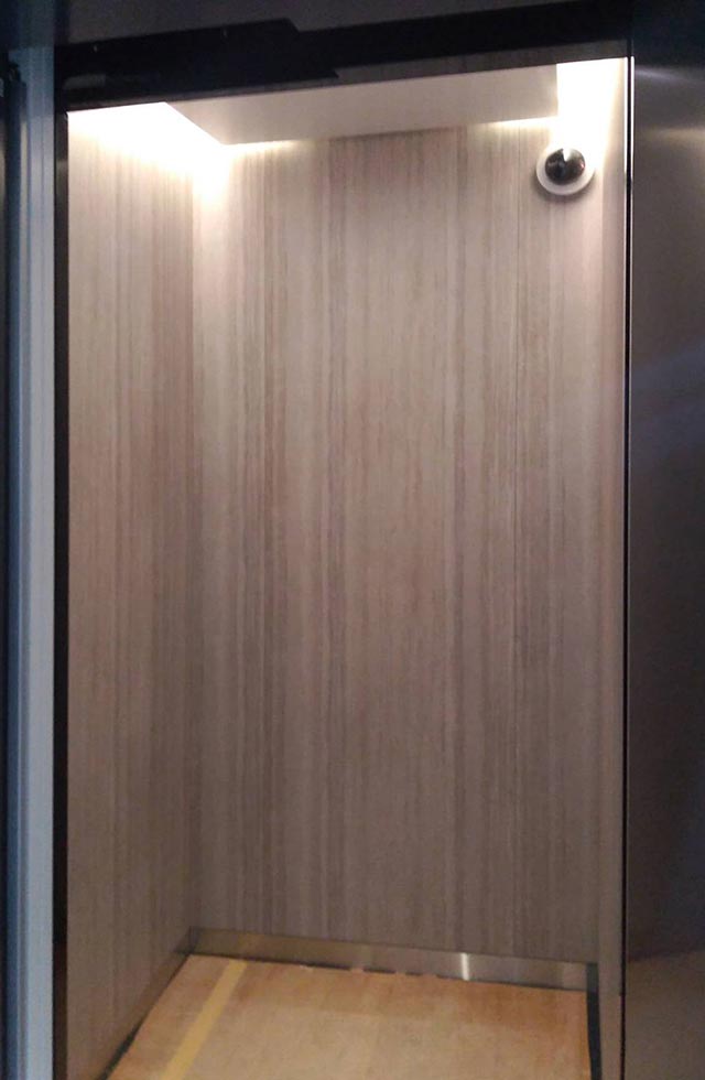 エレベーターカゴ内カメラ画像